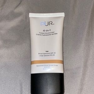 PUR Tinted moisturizer 4 in 1 in the shade TN5